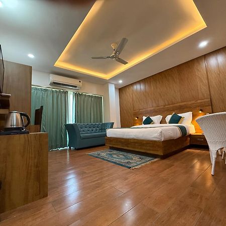 Hotel 7 Heaven Dehradun Bagian luar foto