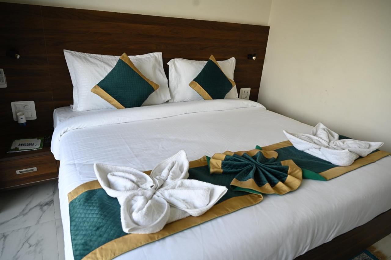 Hotel 7 Heaven Dehradun Bagian luar foto