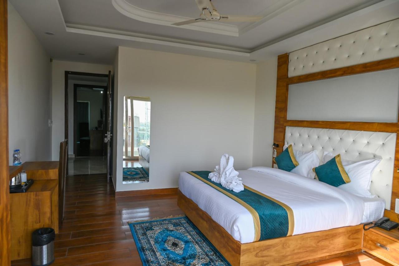Hotel 7 Heaven Dehradun Bagian luar foto
