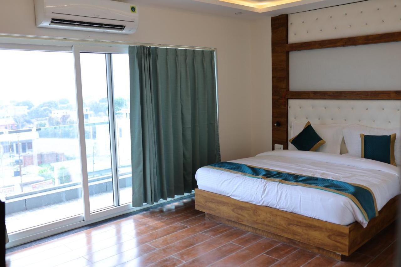 Hotel 7 Heaven Dehradun Bagian luar foto