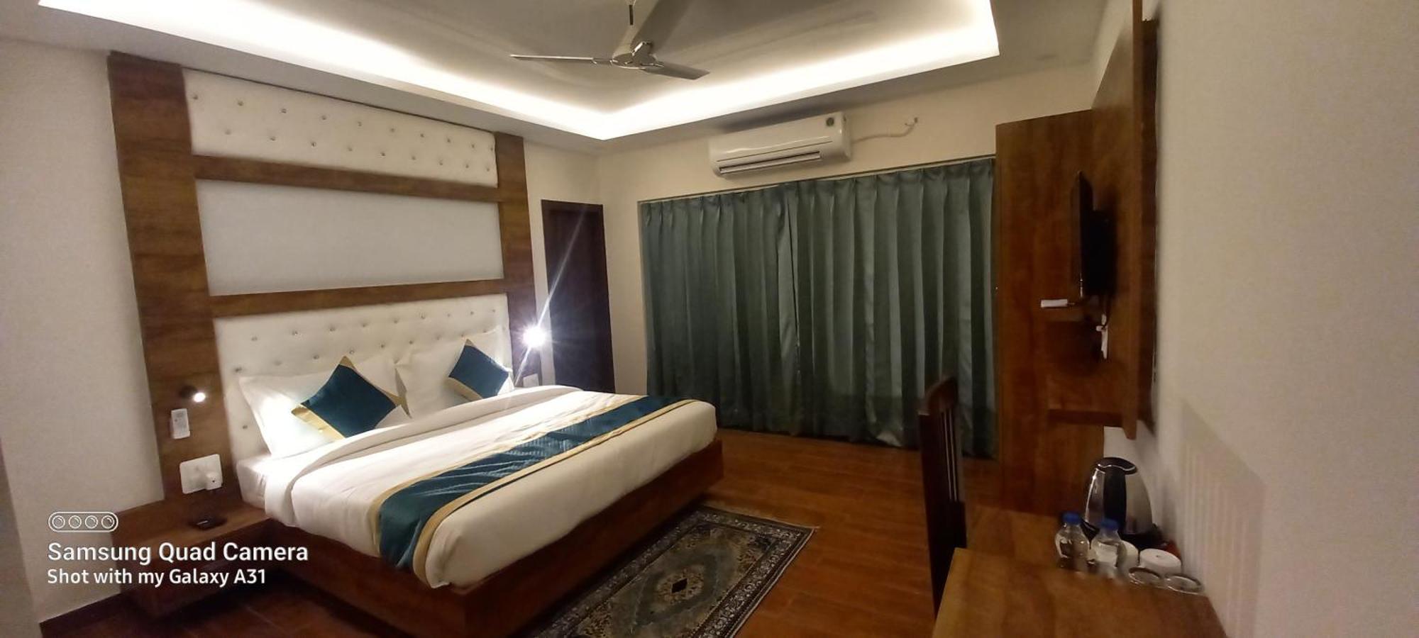 Hotel 7 Heaven Dehradun Bagian luar foto