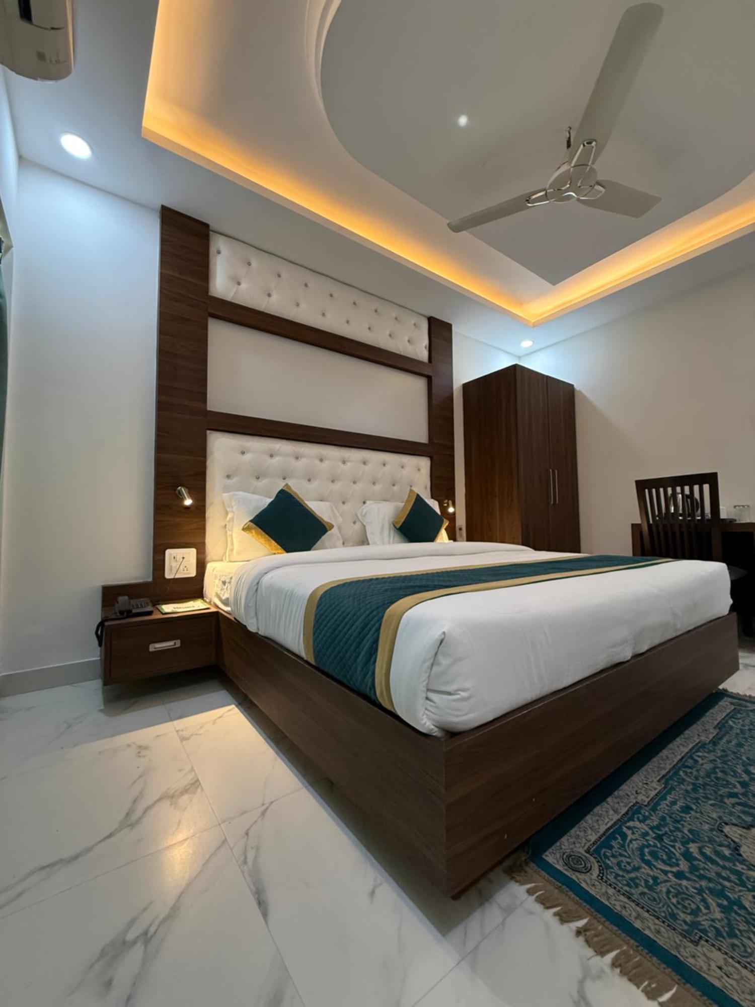 Hotel 7 Heaven Dehradun Bagian luar foto