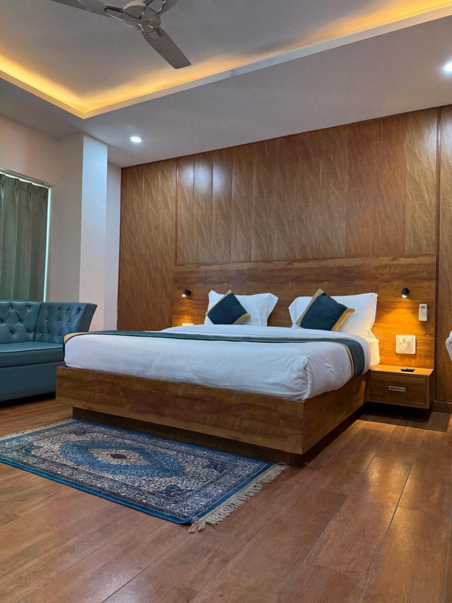 Hotel 7 Heaven Dehradun Bagian luar foto