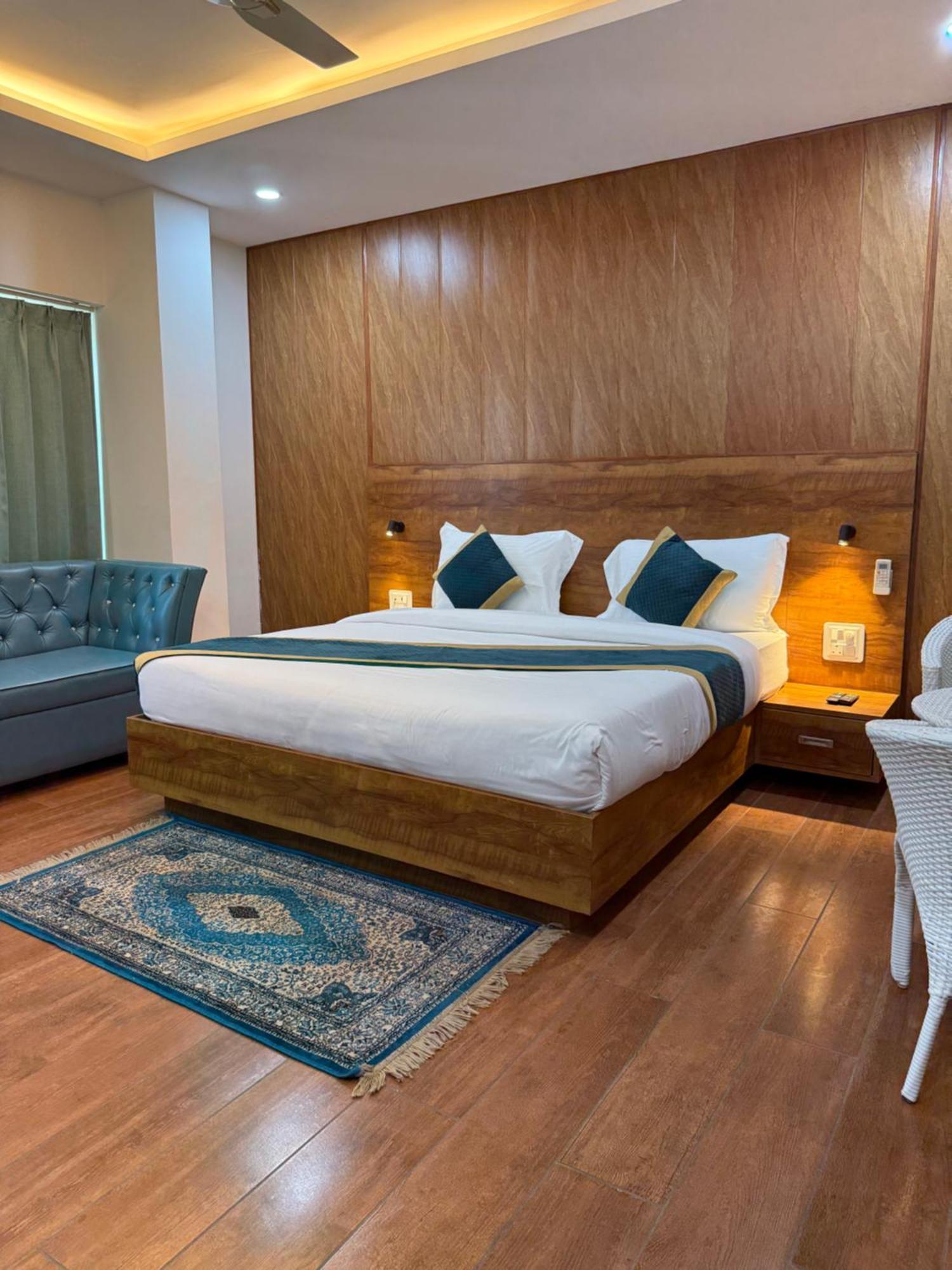 Hotel 7 Heaven Dehradun Bagian luar foto