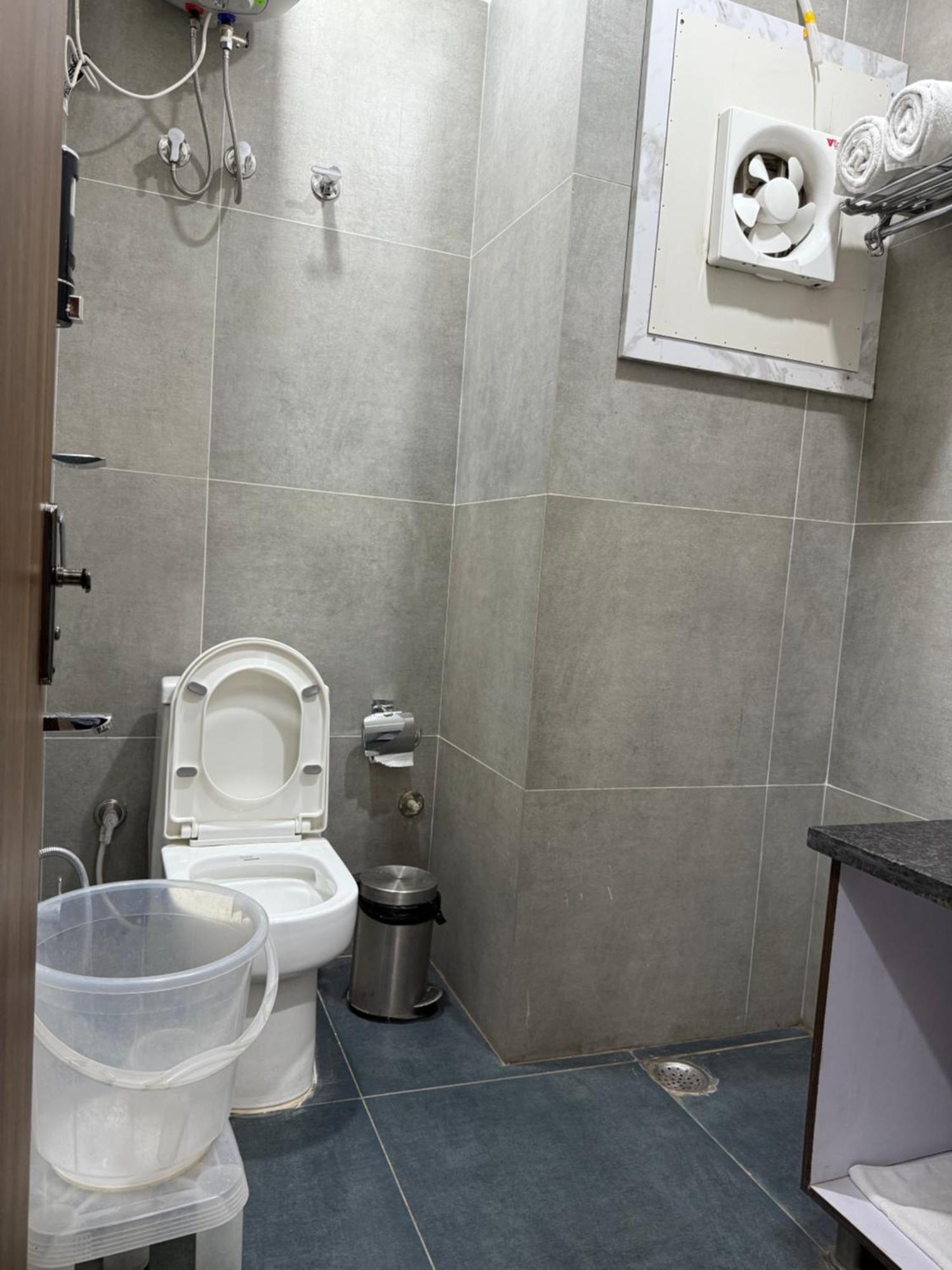 Hotel 7 Heaven Dehradun Bagian luar foto