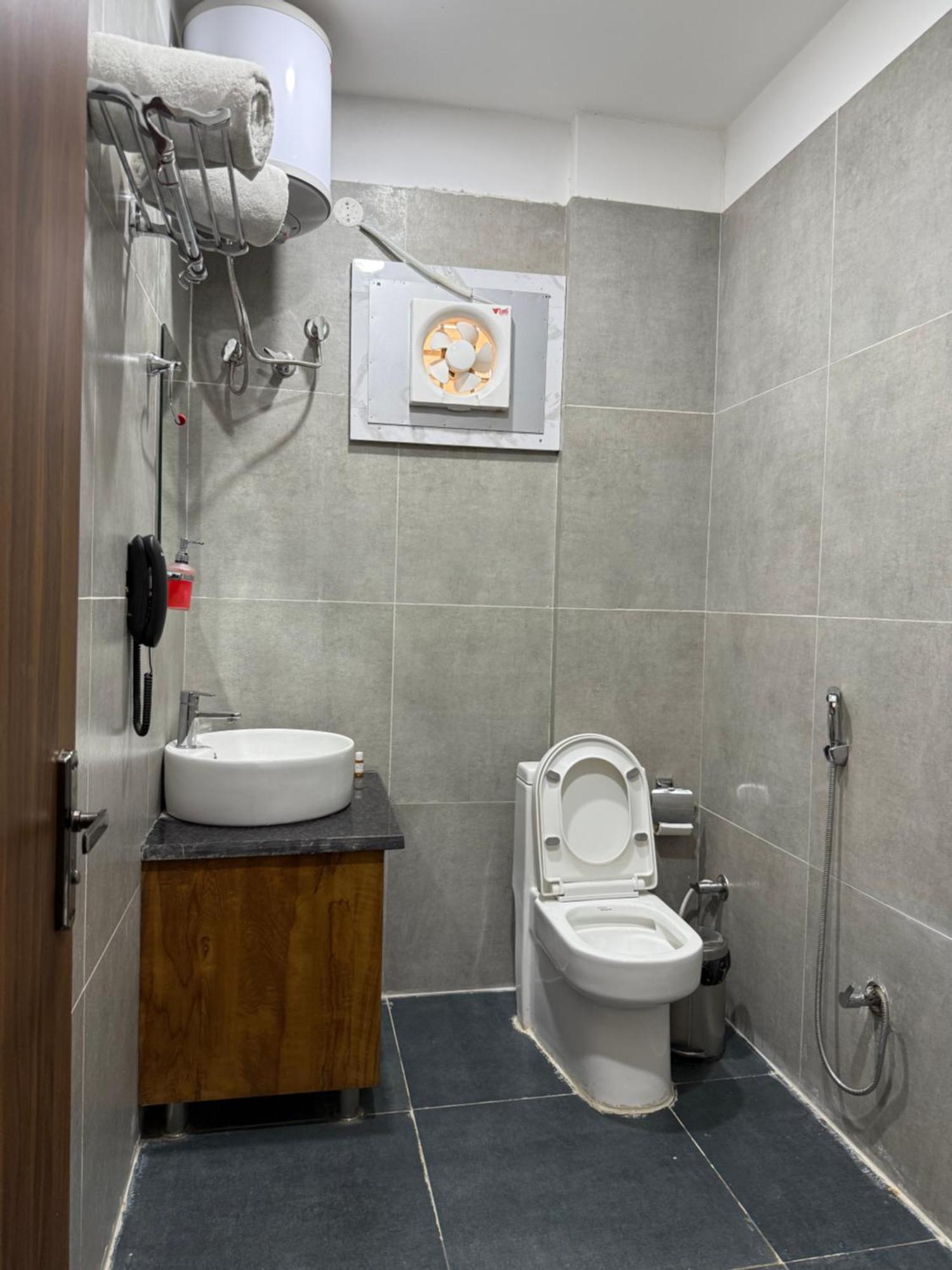Hotel 7 Heaven Dehradun Bagian luar foto