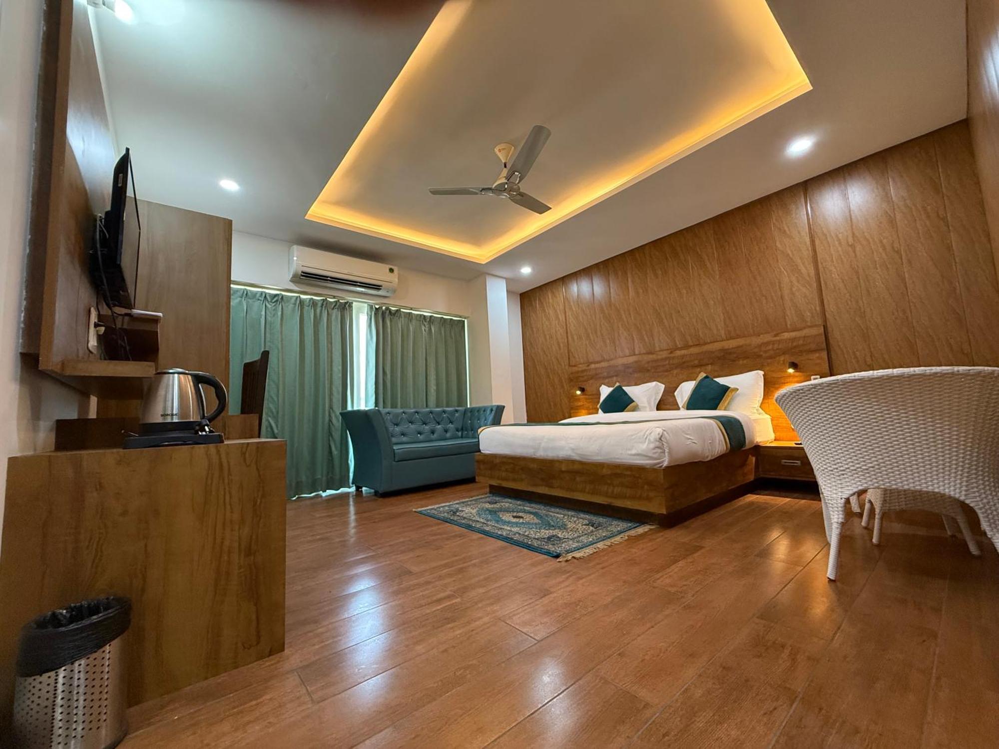 Hotel 7 Heaven Dehradun Bagian luar foto