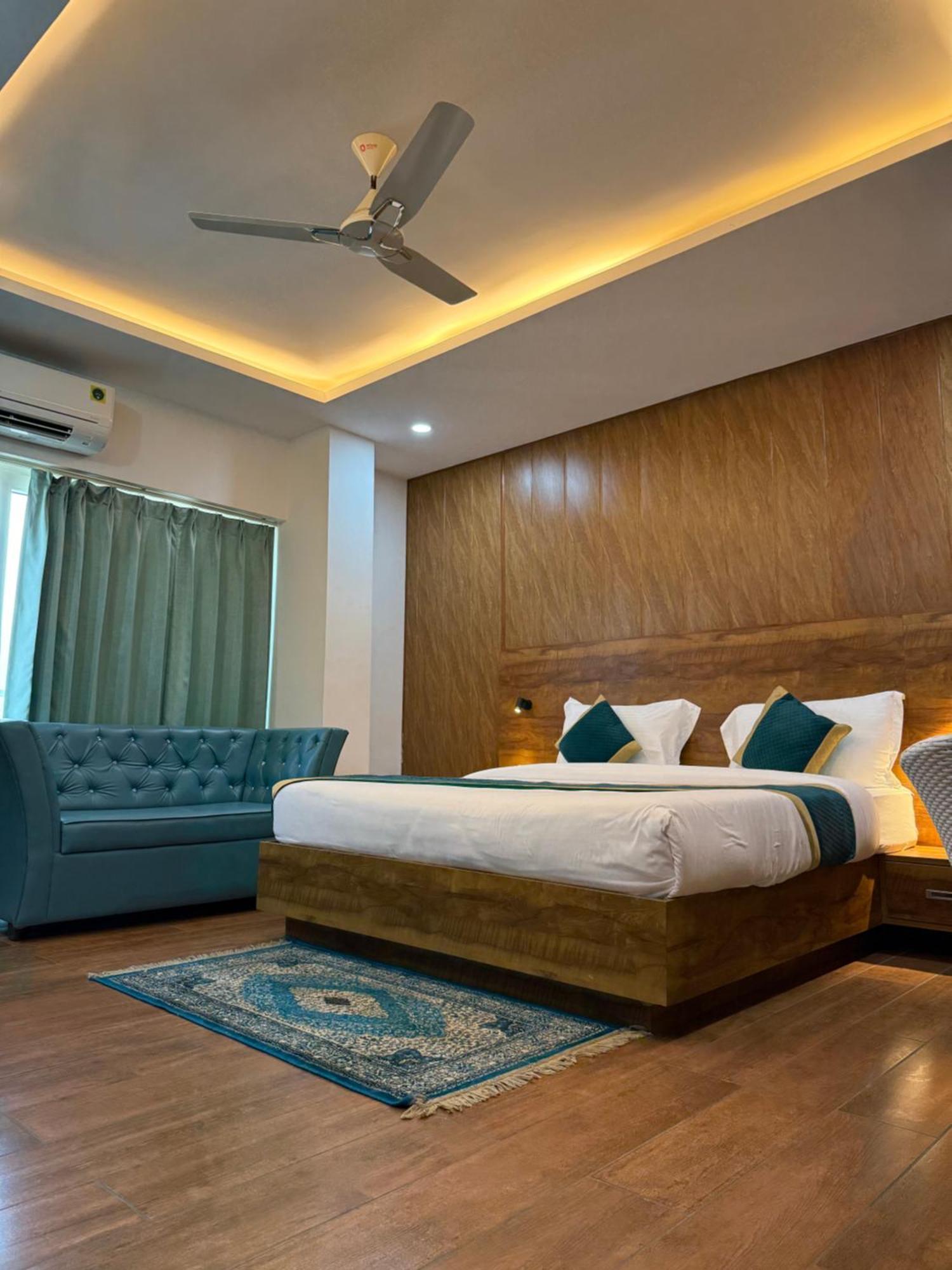 Hotel 7 Heaven Dehradun Bagian luar foto