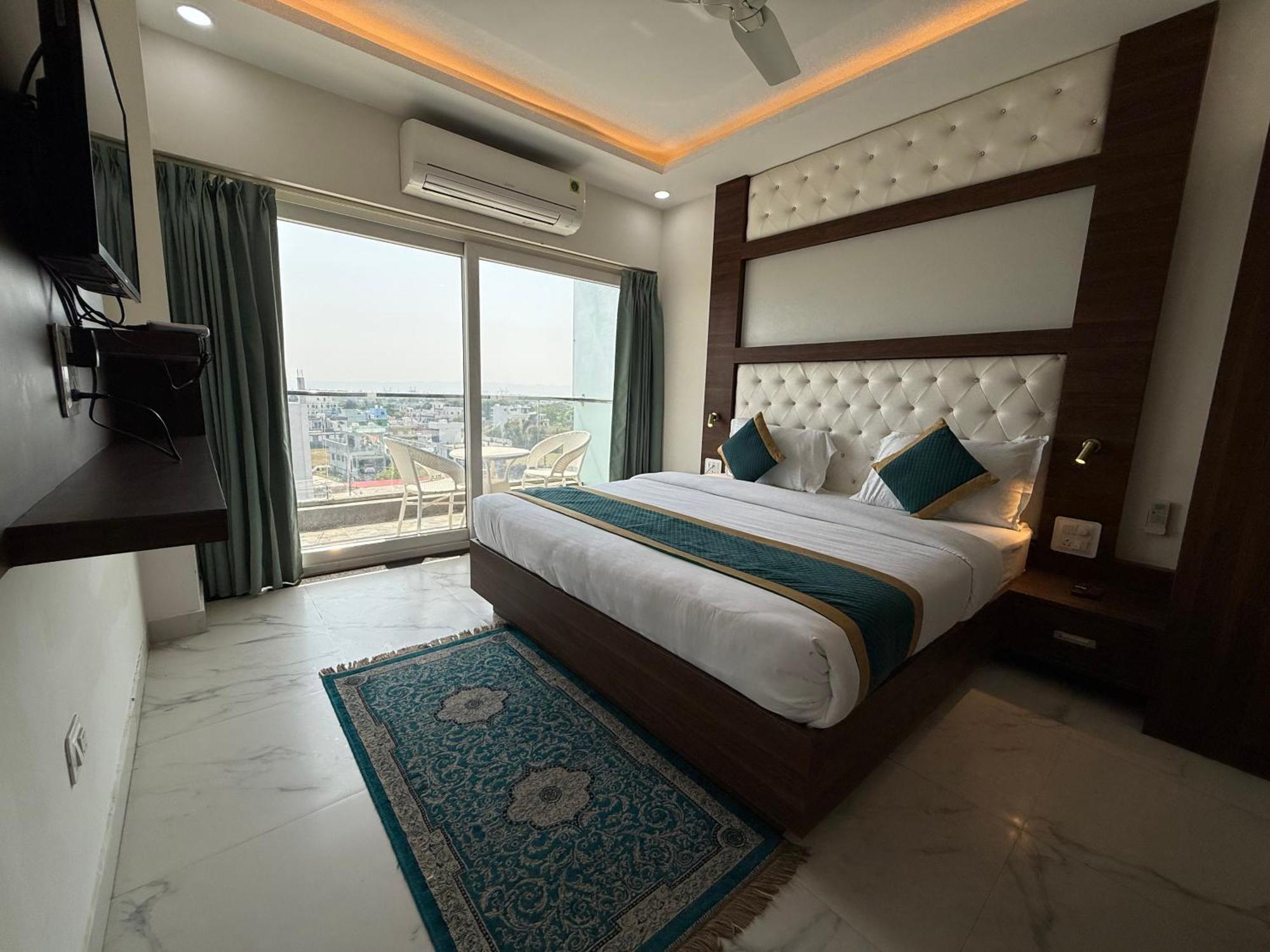 Hotel 7 Heaven Dehradun Bagian luar foto