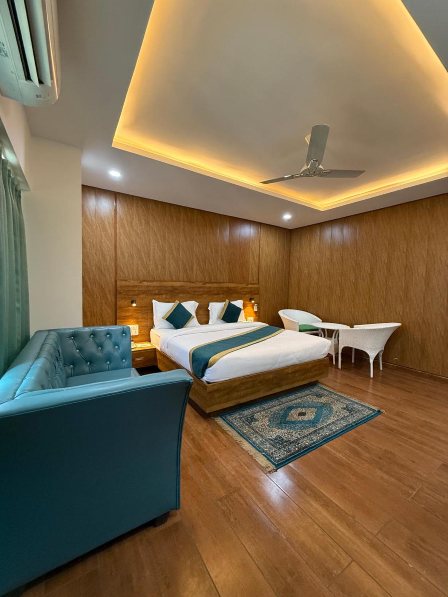 Hotel 7 Heaven Dehradun Bagian luar foto
