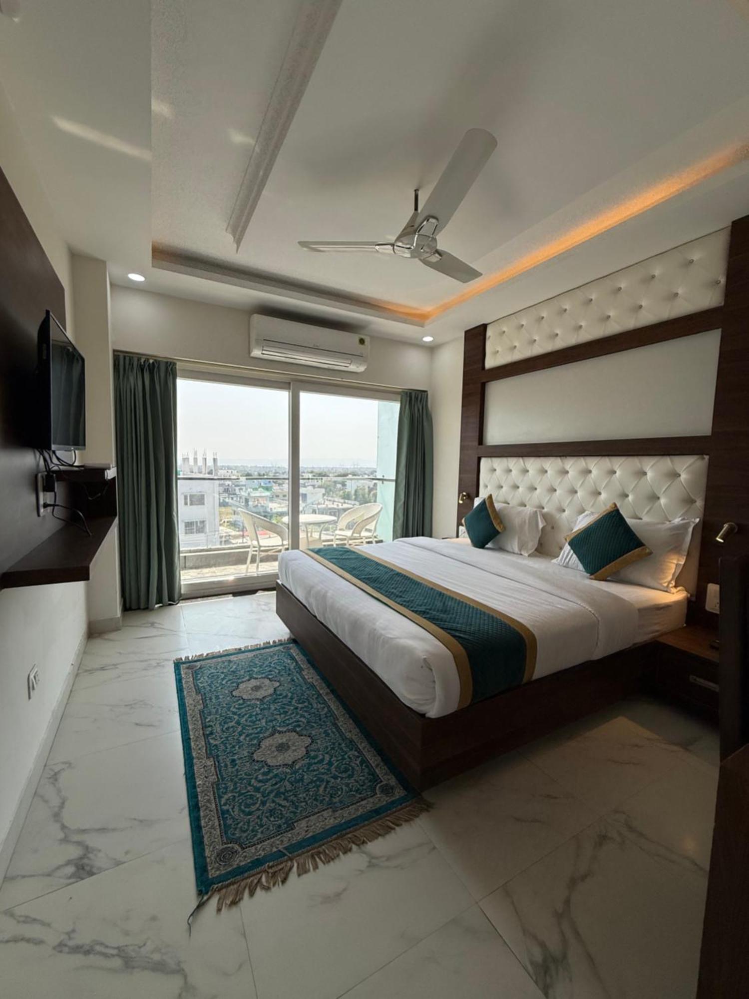 Hotel 7 Heaven Dehradun Bagian luar foto