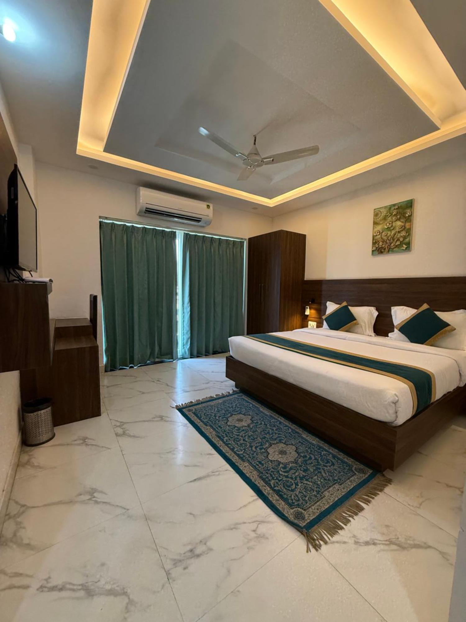 Hotel 7 Heaven Dehradun Bagian luar foto