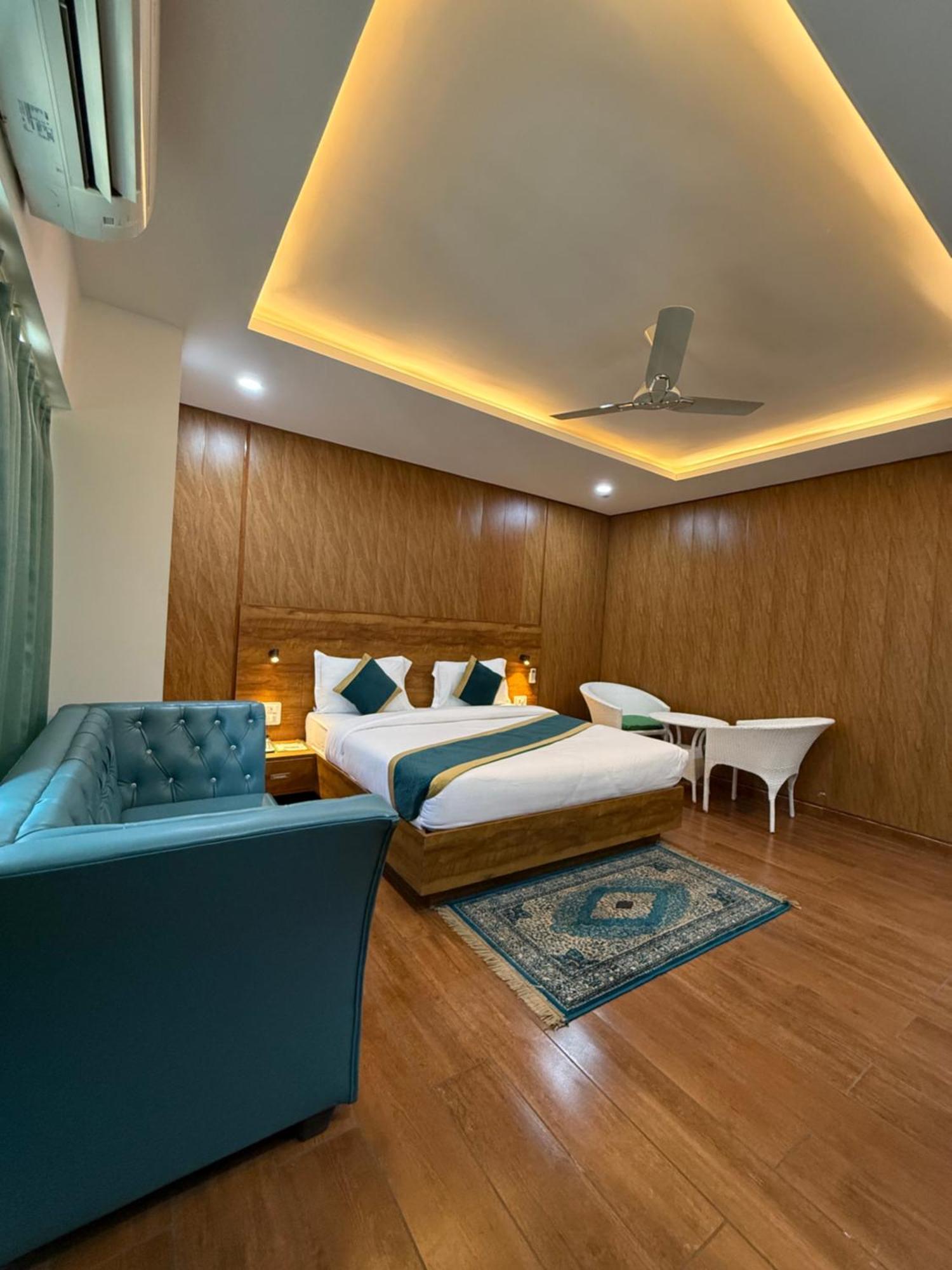 Hotel 7 Heaven Dehradun Bagian luar foto