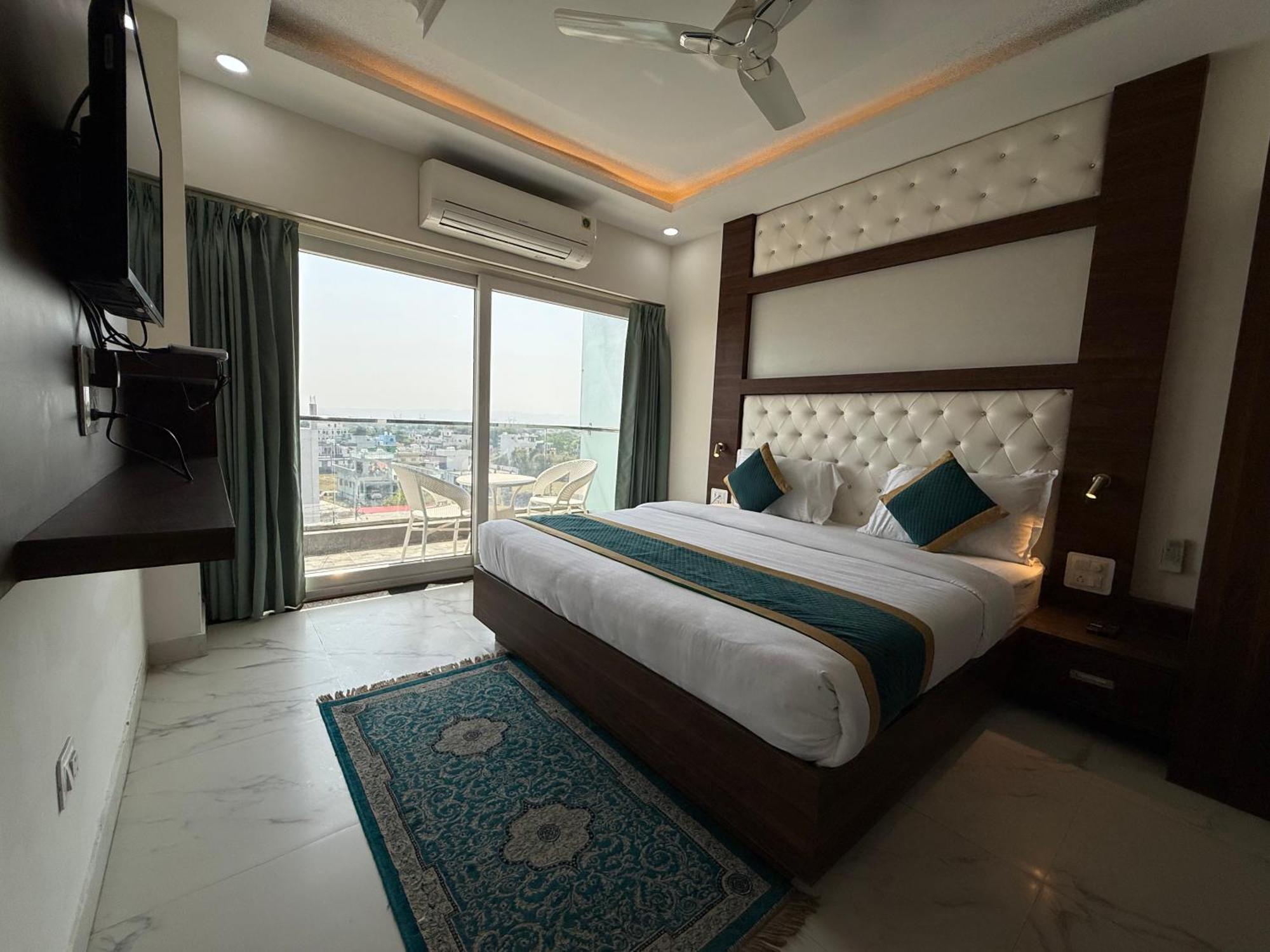 Hotel 7 Heaven Dehradun Bagian luar foto